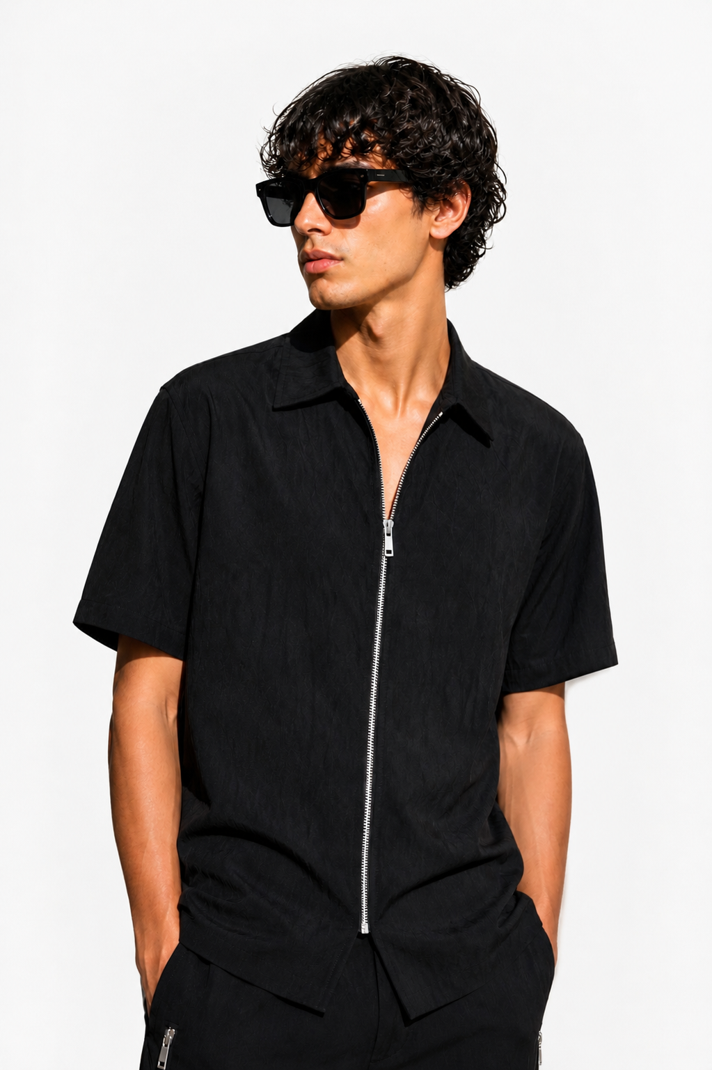 Compleu bărbați negru elegant, cămașă și pantaloni cu fermoare laterale, design modern