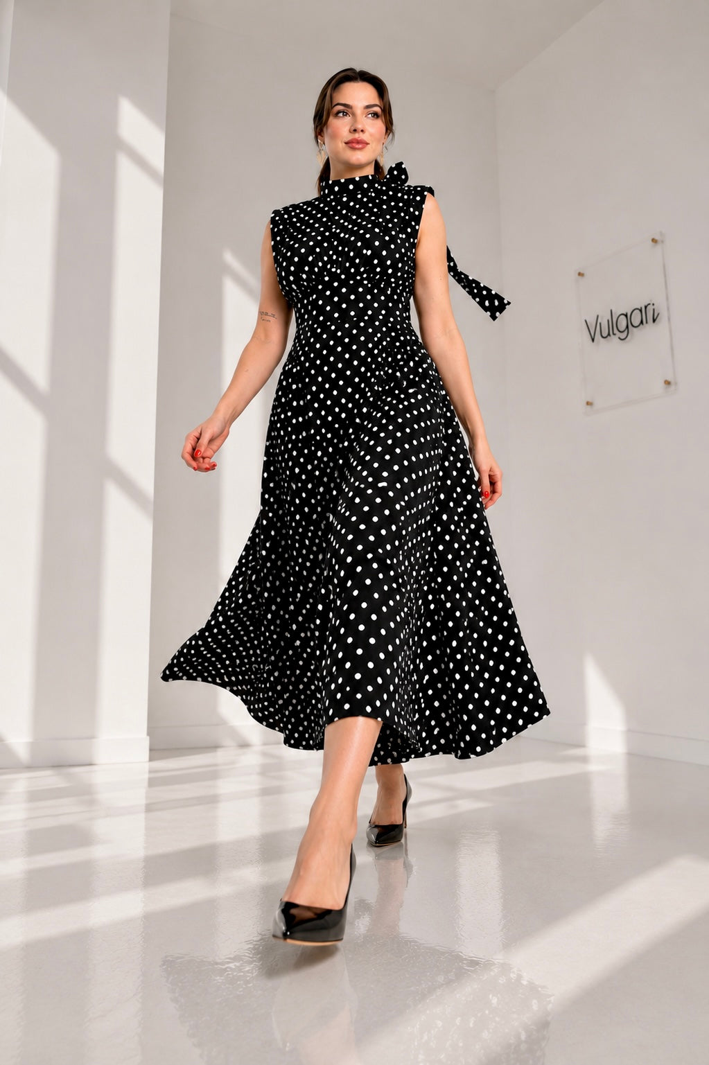 Rochie Midi Neagră cu Buline Albe – Eleganță Retro & Croială Amplă