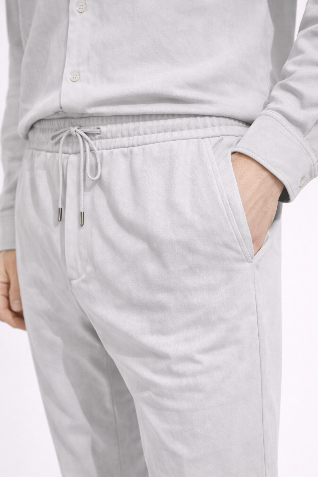 Compleu Elegant Gri Bărbați – Cămașă cu Guler Tunică și Pantaloni Casual