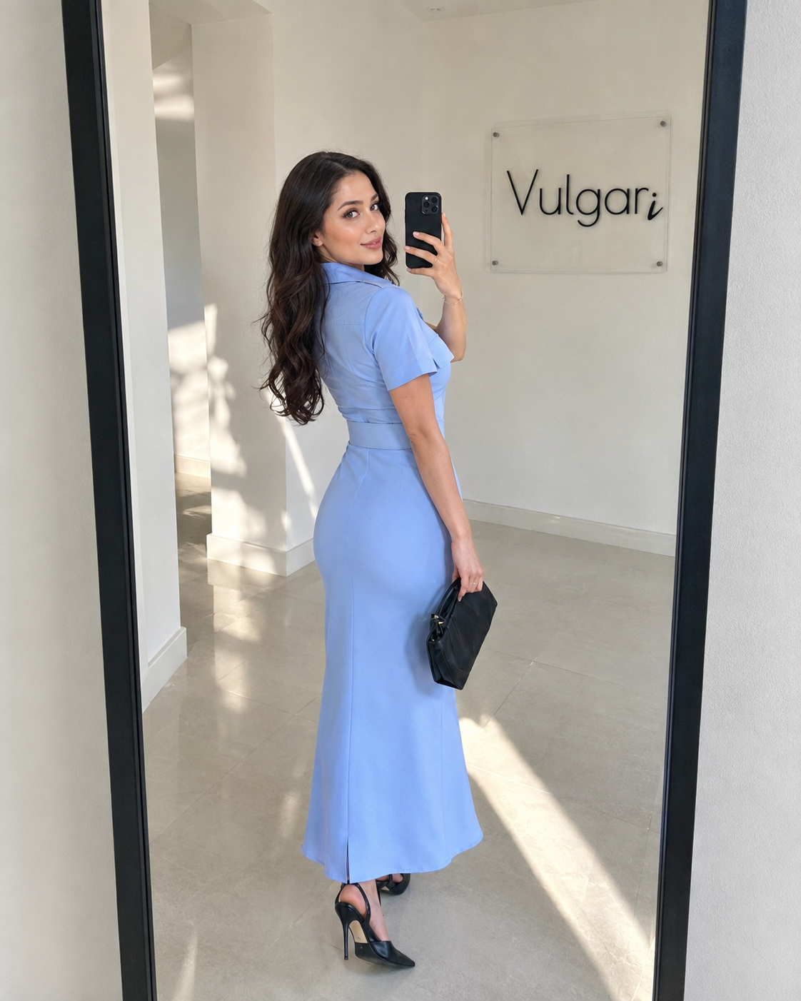 Rochie lungă bleu cu nasturi aurii și talie definită