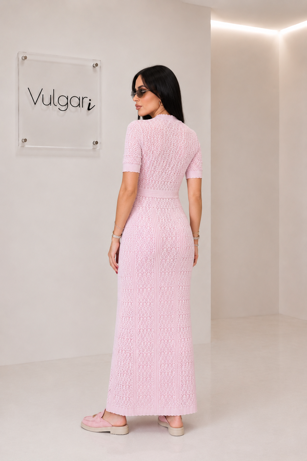 Rochie maxi roz pudrat elegantă cu dantelă, jupă și croială feminină
