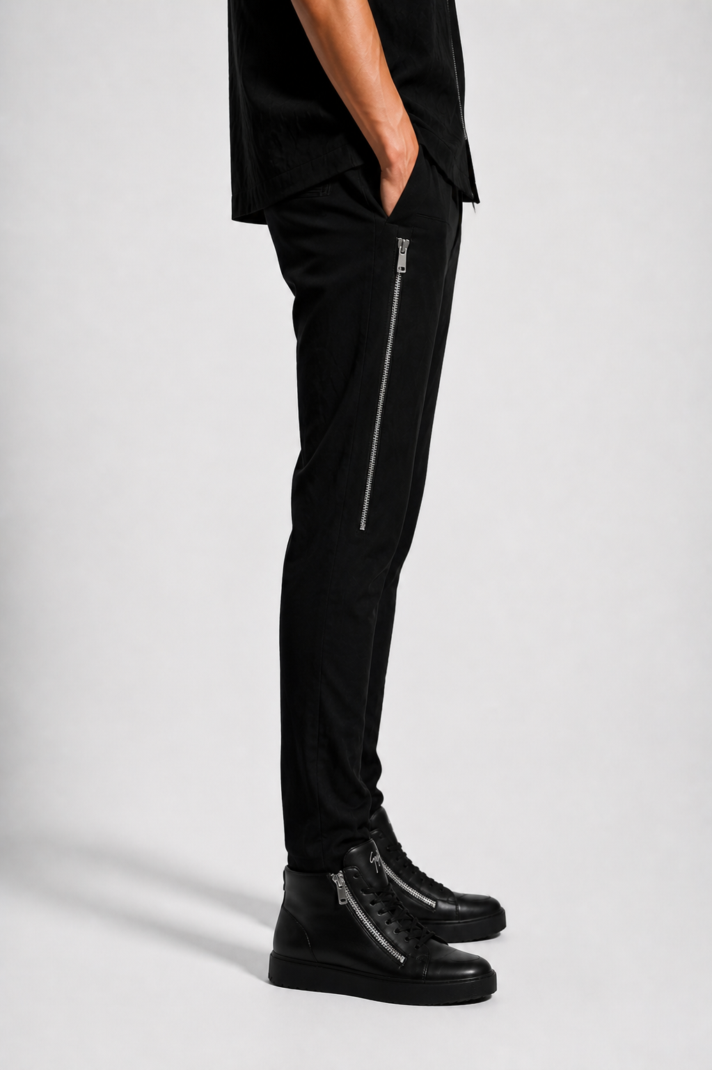 Compleu bărbați negru elegant, cămașă și pantaloni cu fermoare laterale, design modern