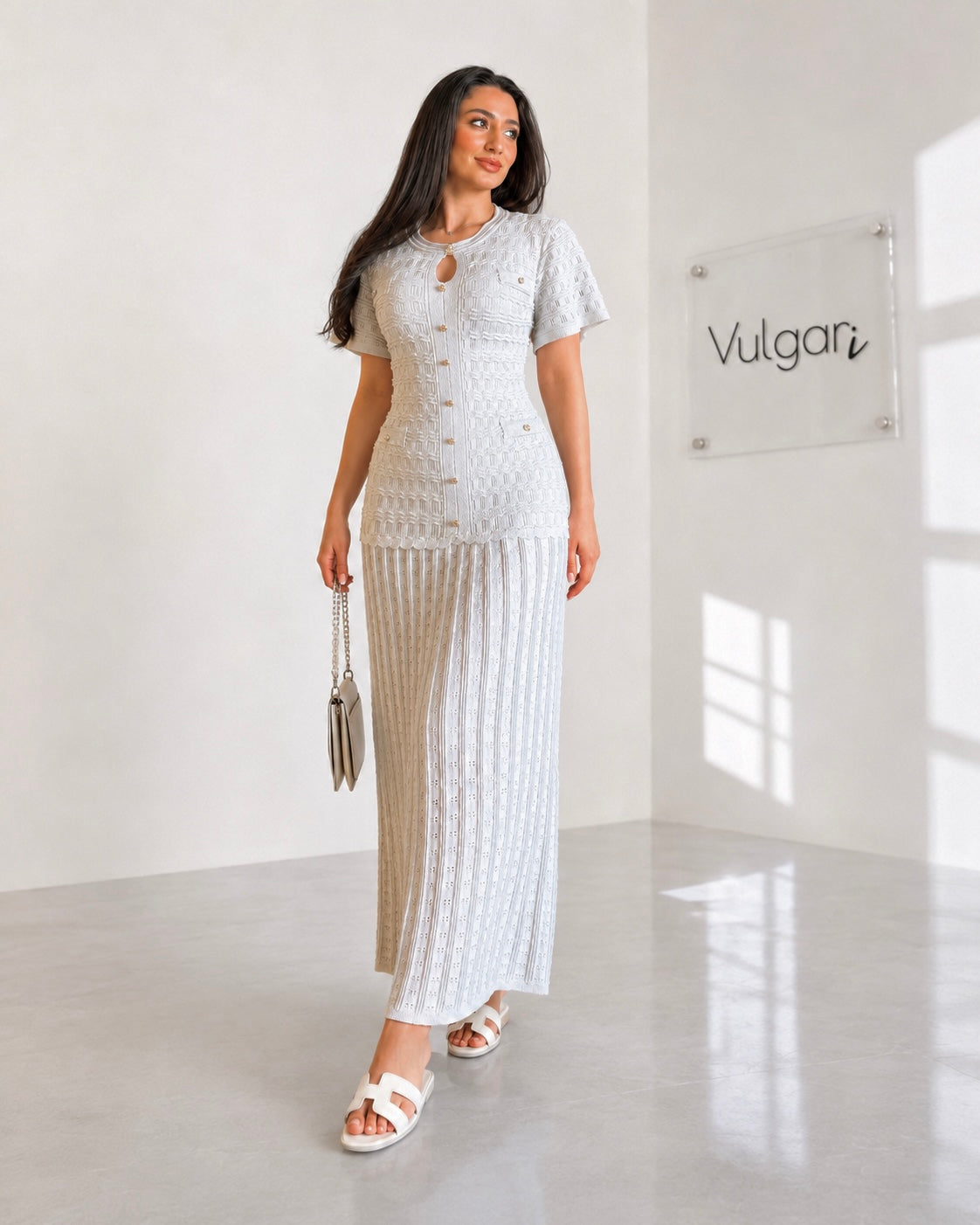 Rochie Lungă Albă cu Efect de Două Piese, Nasturi Aurii și Croială Elegantă