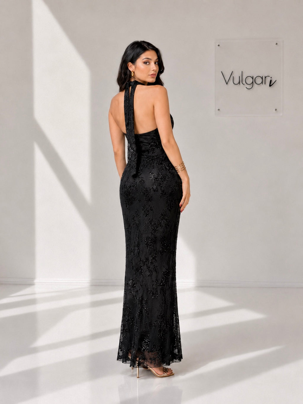 Rochie Maxi Elegantă Neagră cu Broderie & Paiete – Decolteu Halter