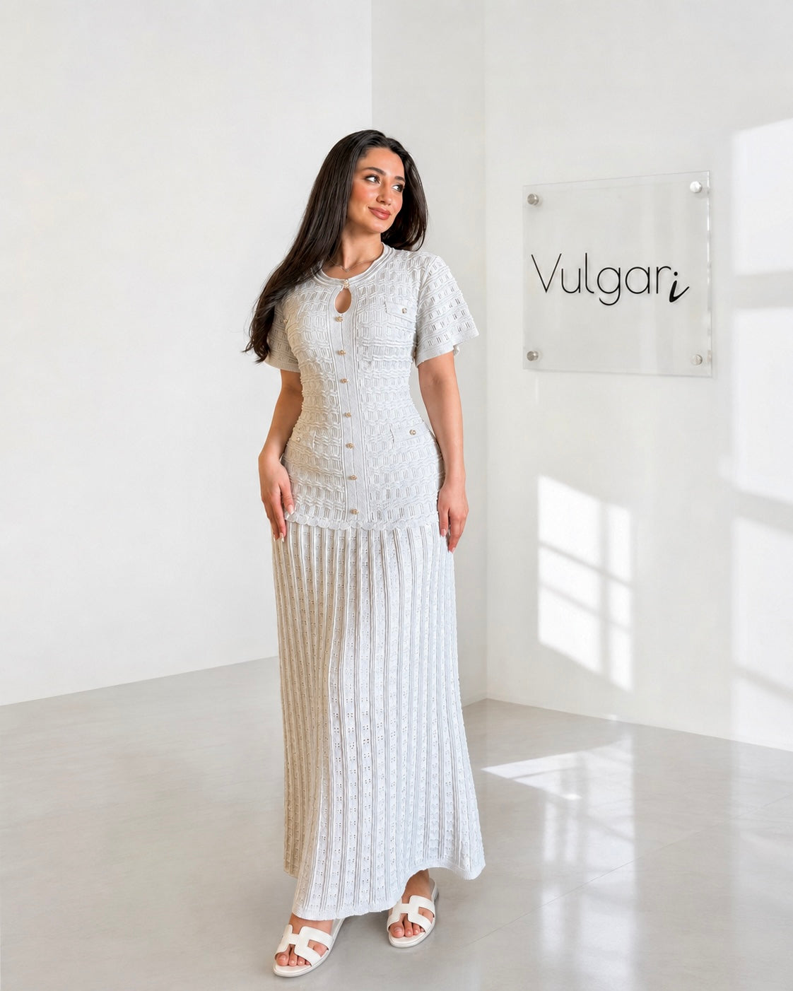 Rochie Lungă Albă cu Efect de Două Piese, Nasturi Aurii și Croială Elegantă