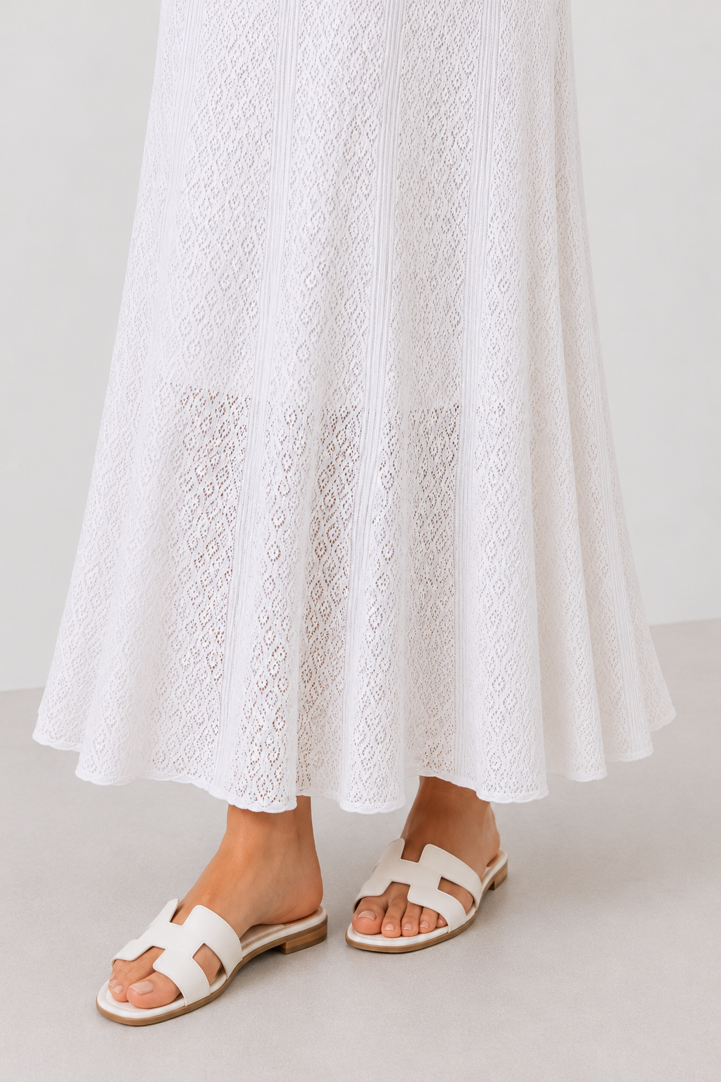 Rochie maxi albă din dantelă cu nasturi decorativi, jupă și croială elegantă