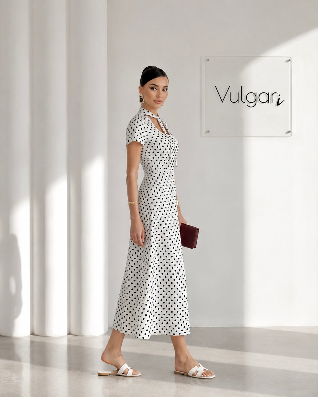 Rochie Midi Ivory cu Buline Negre – Eleganță Clasică & Guler Tip Eșarfă