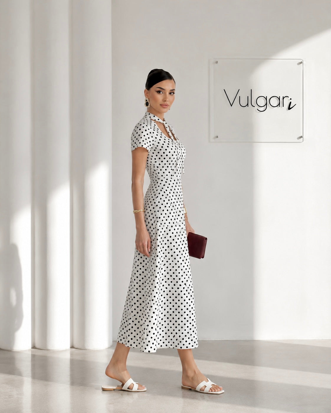 Rochie Midi Ivory cu Buline Negre – Eleganță Clasică & Guler Tip Eșarfă