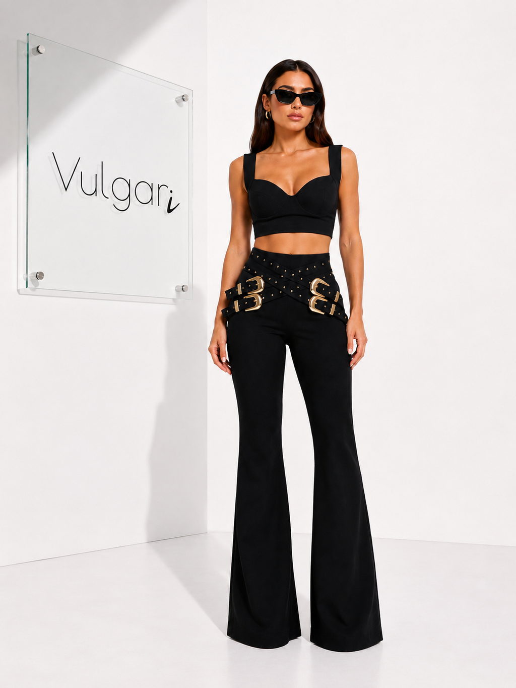 Compleu Damă Negru Elegant, Top Scurt și Pantaloni Evazați cu Catarame Aurii