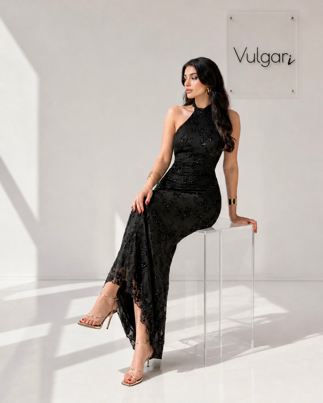 Rochie Maxi Elegantă Neagră cu Broderie & Paiete – Decolteu Halter