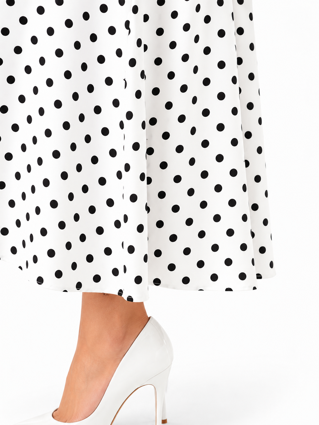 Rochie dama eleganta midi cu buline, fara maneci, croi clos, guler inalt, alba cu buline negre, casual, office, de ocazie