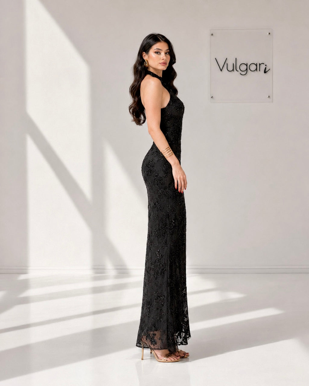 Rochie Maxi Elegantă Neagră cu Broderie & Paiete – Decolteu Halter