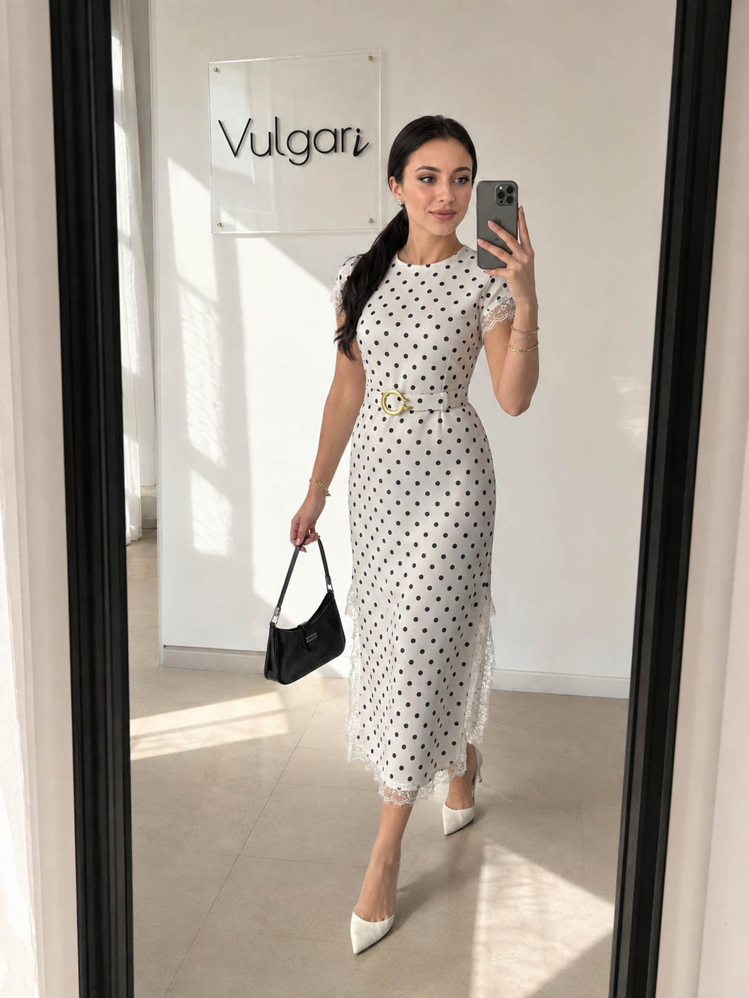 Rochie midi albă cu buline negre, curea și dantelă elegantă