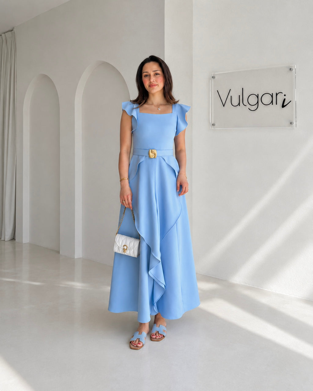 Rochie Maxi Bleu cu Volane și Accente Aurii – Elegantă