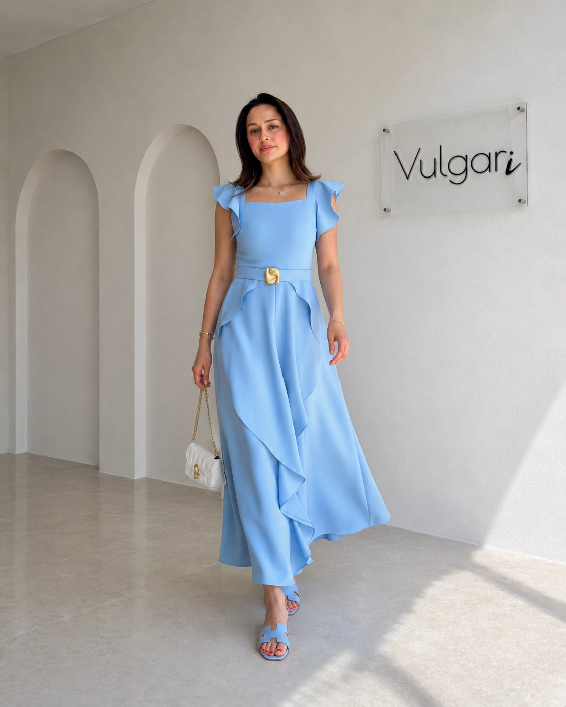 Rochie Maxi Bleu cu Volane și Accente Aurii – Elegantă