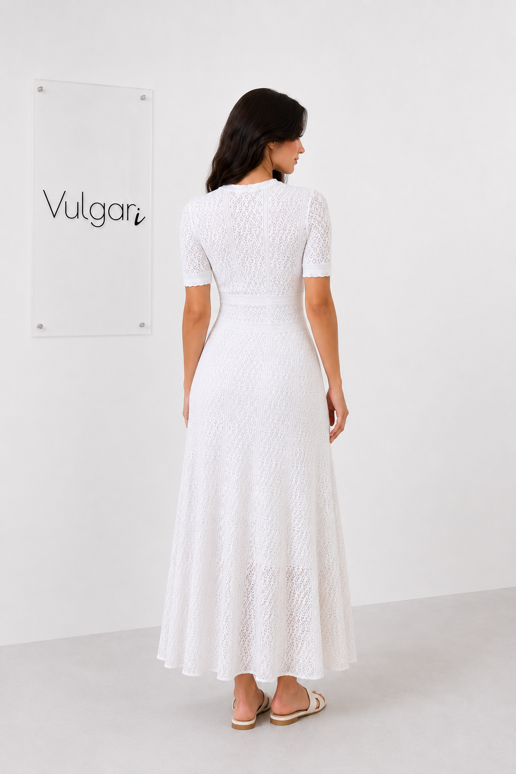 Rochie maxi albă din dantelă cu nasturi decorativi, jupă și croială elegantă