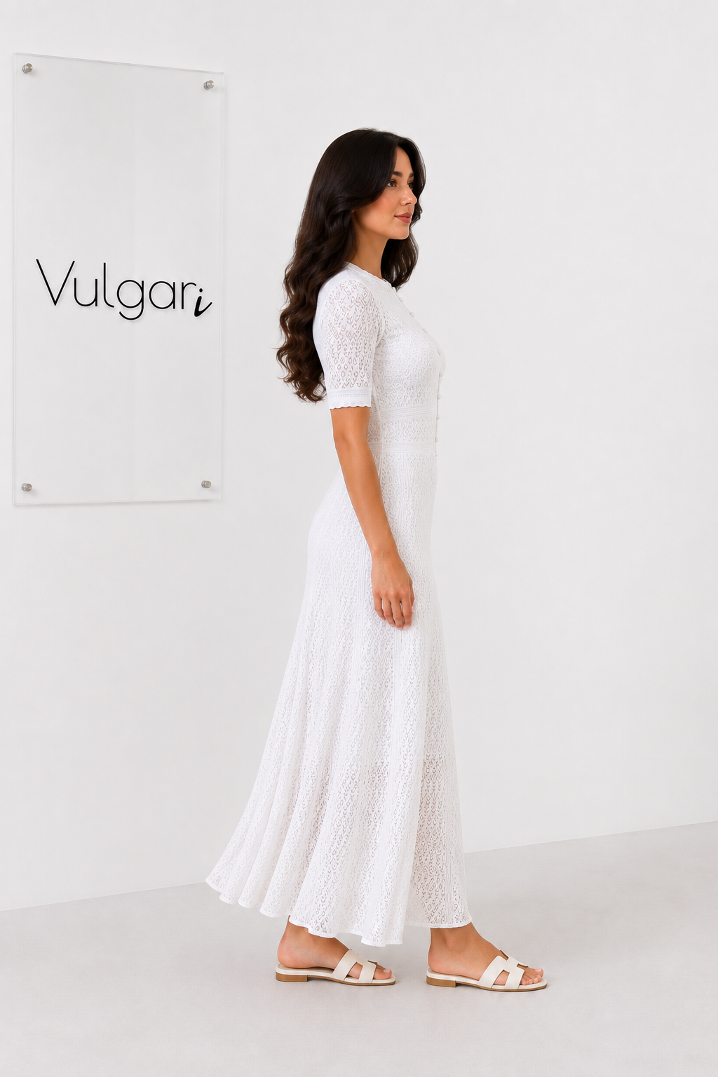 Rochie maxi albă din dantelă cu nasturi decorativi, jupă și croială elegantă