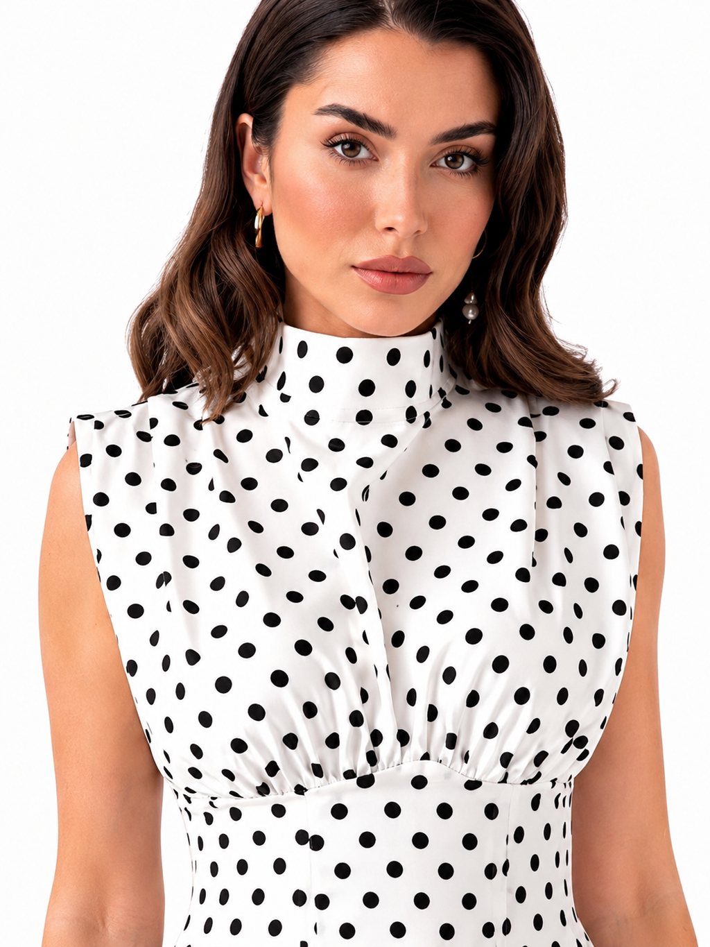 Rochie dama eleganta midi cu buline, fara maneci, croi clos, guler inalt, alba cu buline negre, casual, office, de ocazie