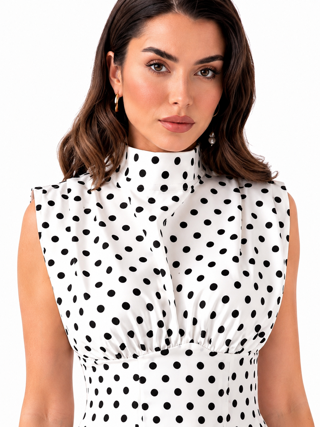 Rochie dama eleganta midi cu buline, fara maneci, croi clos, guler inalt, alba cu buline negre, casual, office, de ocazie