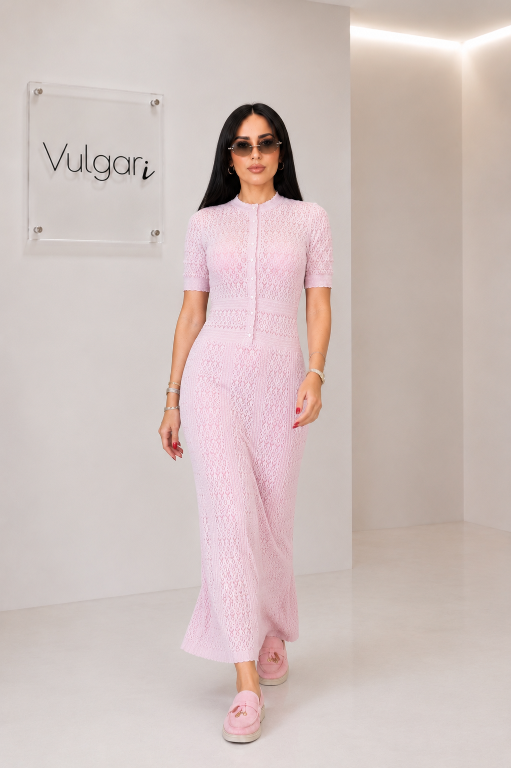 Rochie maxi roz pudrat elegantă cu dantelă, jupă și croială feminină