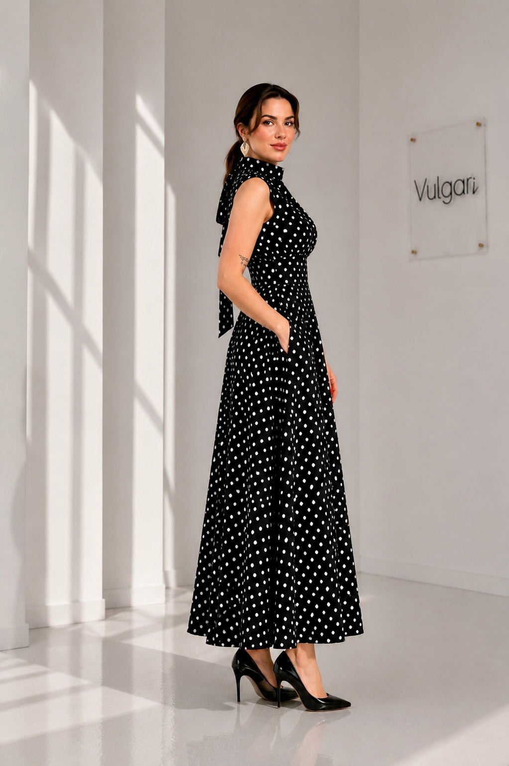 Rochie Midi Neagră cu Buline Albe – Eleganță Retro & Croială Amplă