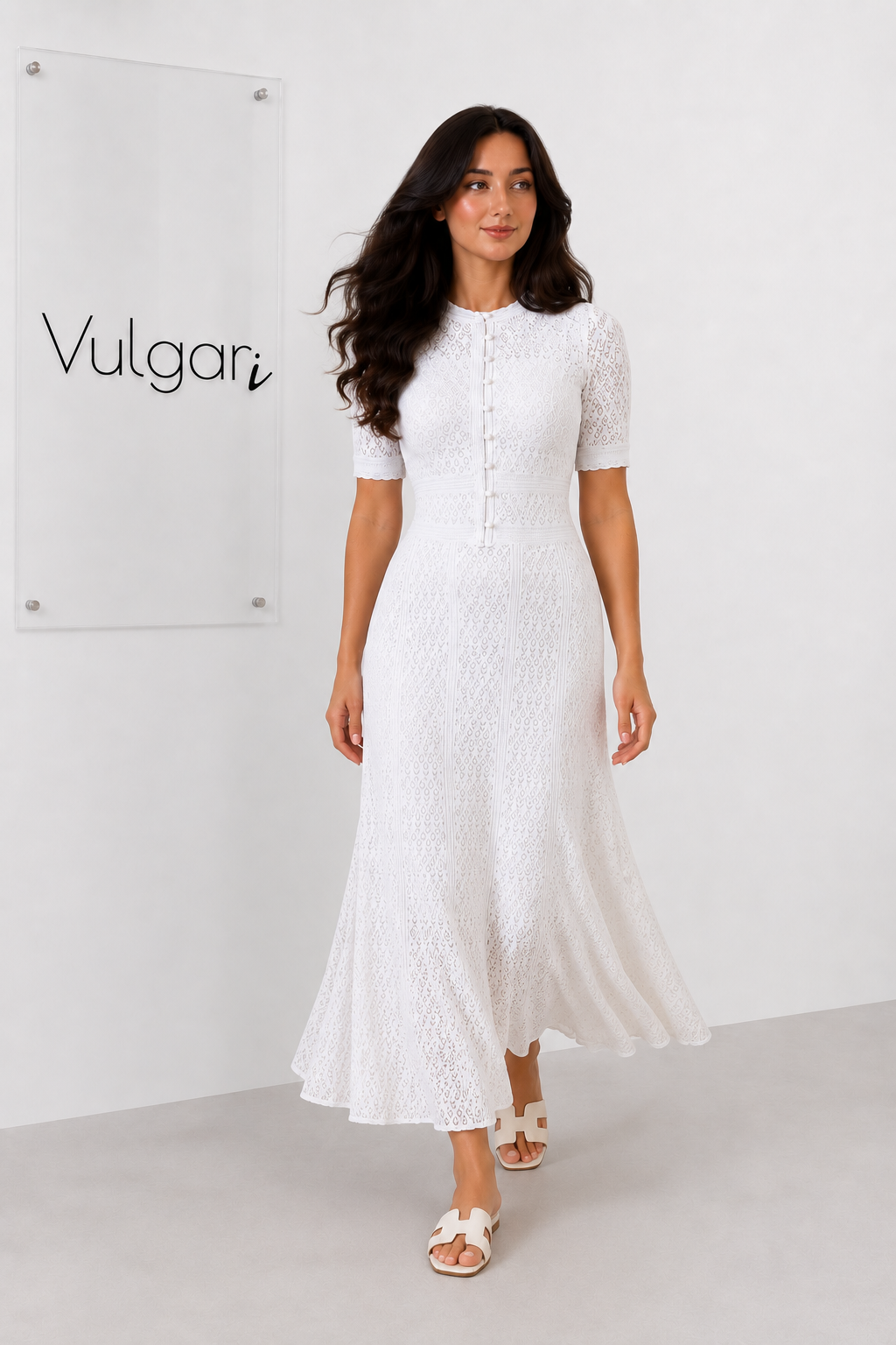 Rochie maxi albă din dantelă cu nasturi decorativi, jupă și croială elegantă