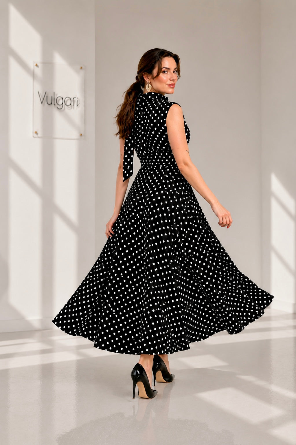 Rochie Midi Neagră cu Buline Albe – Eleganță Retro & Croială Amplă