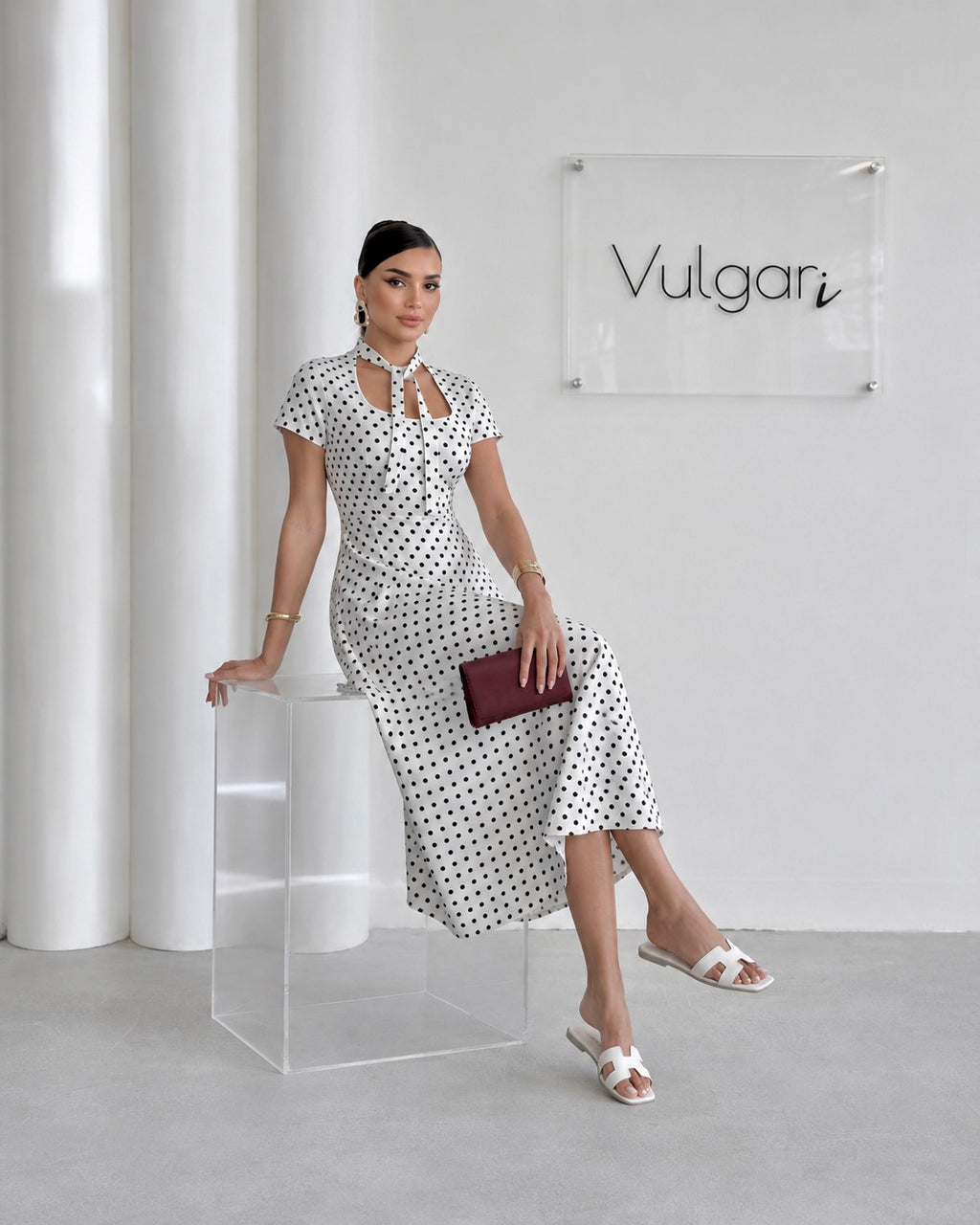 Rochie Midi Ivory cu Buline Negre – Eleganță Clasică & Guler Tip Eșarfă