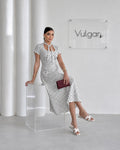 Rochie Midi Ivory cu Buline Negre – Eleganță Clasică & Guler Tip Eșarfă