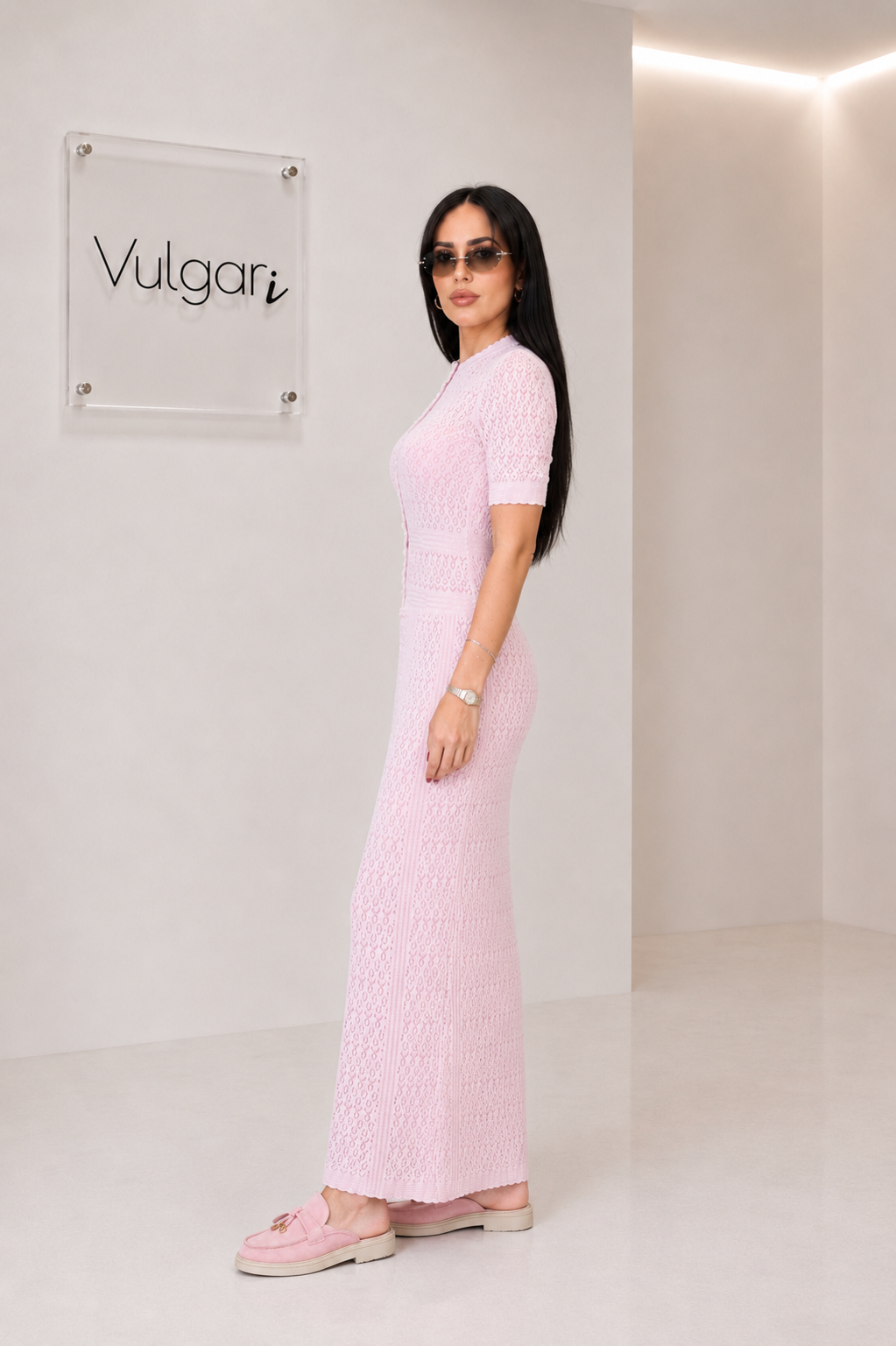 Rochie maxi roz pudrat elegantă cu dantelă, jupă și croială feminină