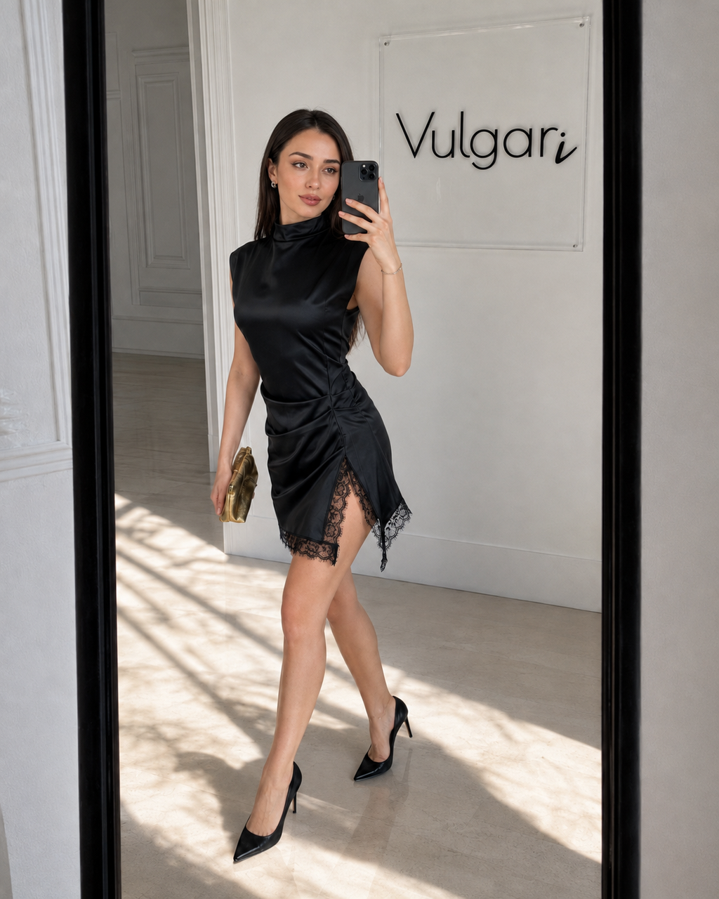 Rochie mini elegantă din satin negru cu dantelă și drapaj