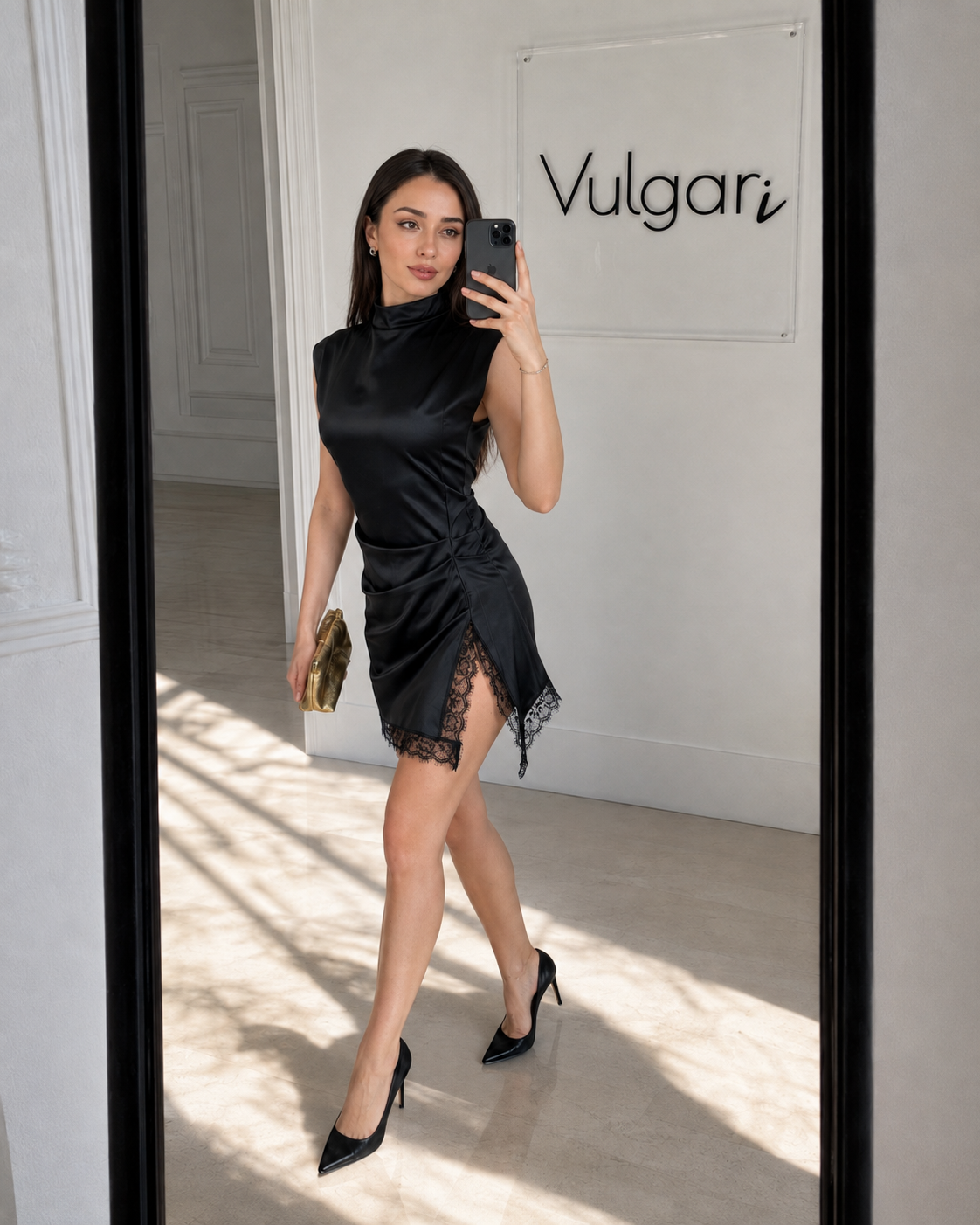 Rochie mini elegantă din satin negru cu dantelă și drapaj