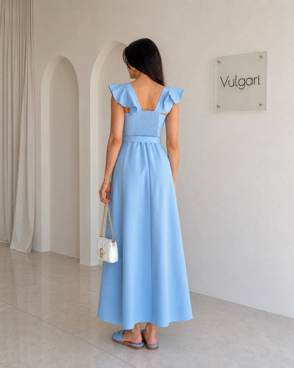 Rochie Maxi Bleu cu Volane și Accente Aurii – Elegantă