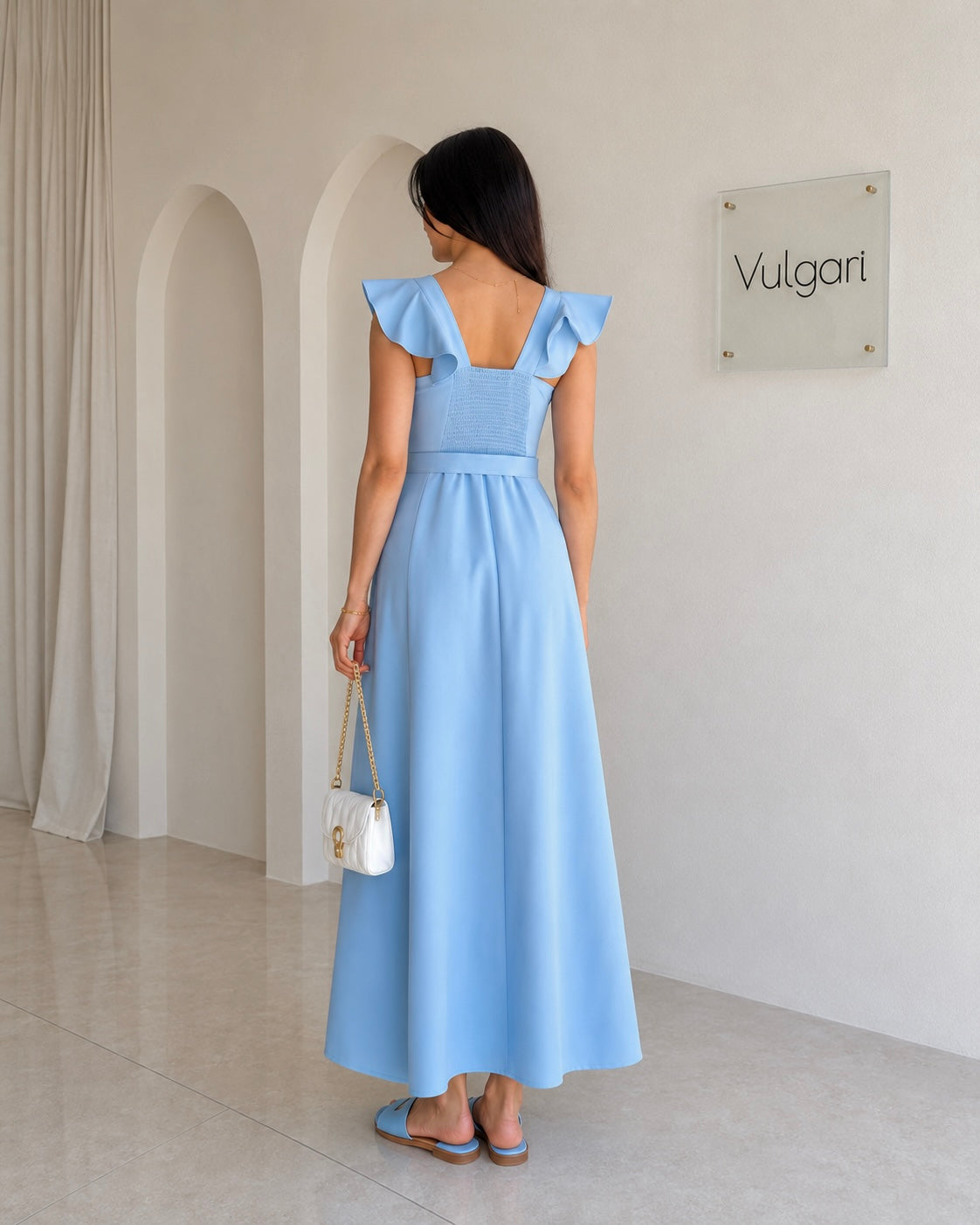 Rochie Maxi Bleu cu Volane și Accente Aurii – Elegantă