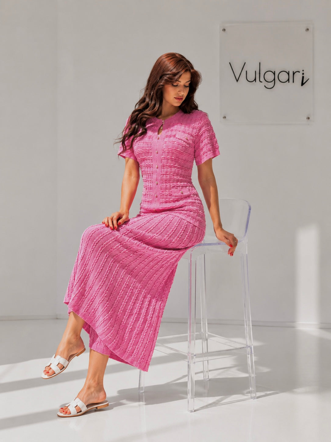 Rochie Lungă Roz cu Efect de Două Piese, Nasturi Aurii și Croială Elegantă