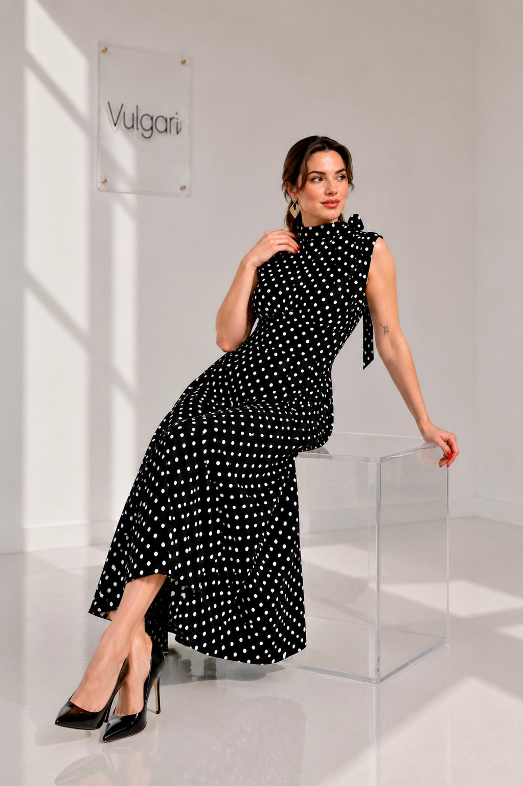 Rochie Midi Neagră cu Buline Albe – Eleganță Retro & Croială Amplă