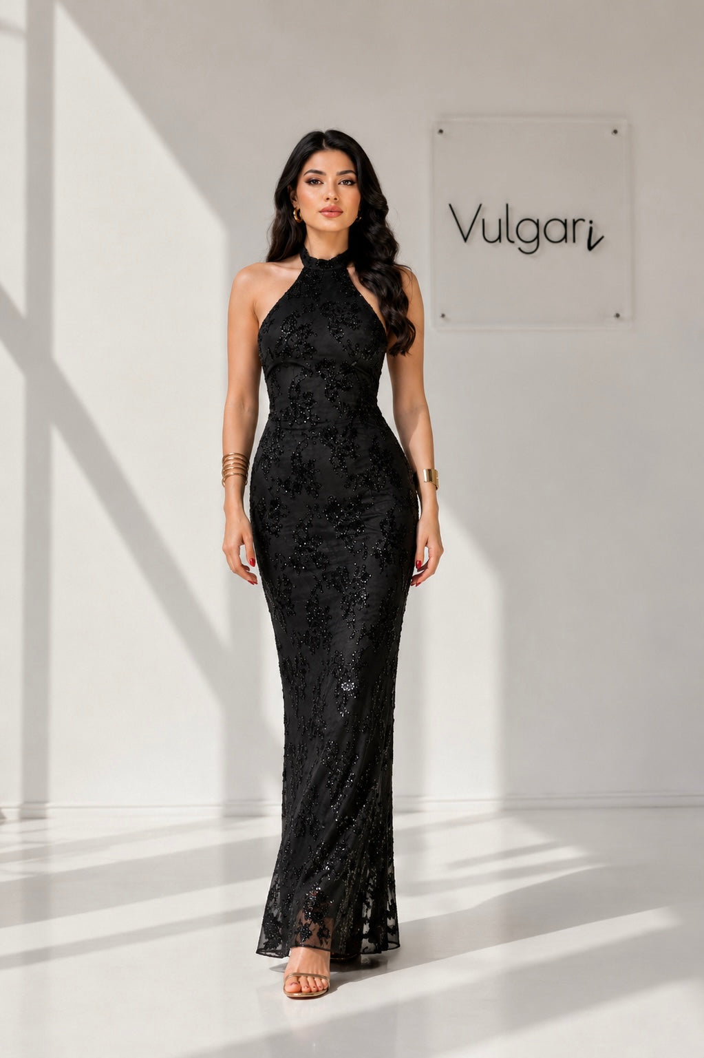 Rochie Maxi Elegantă Neagră cu Broderie & Paiete – Decolteu Halter