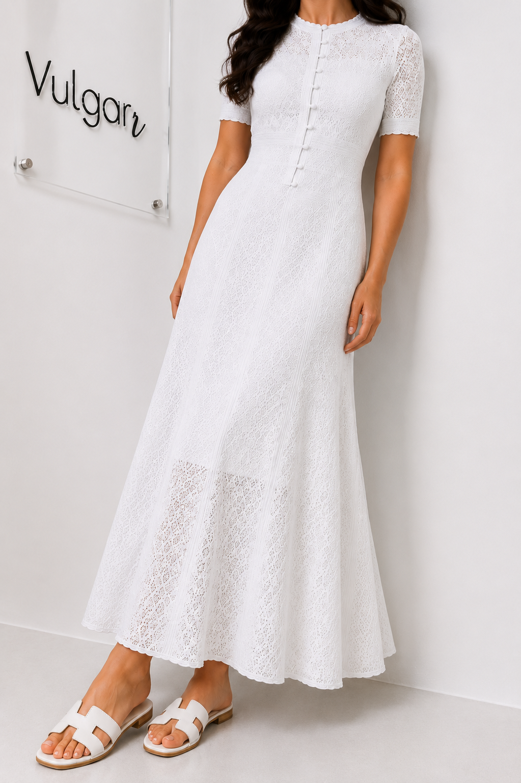Rochie maxi albă din dantelă cu nasturi decorativi, jupă și croială elegantă
