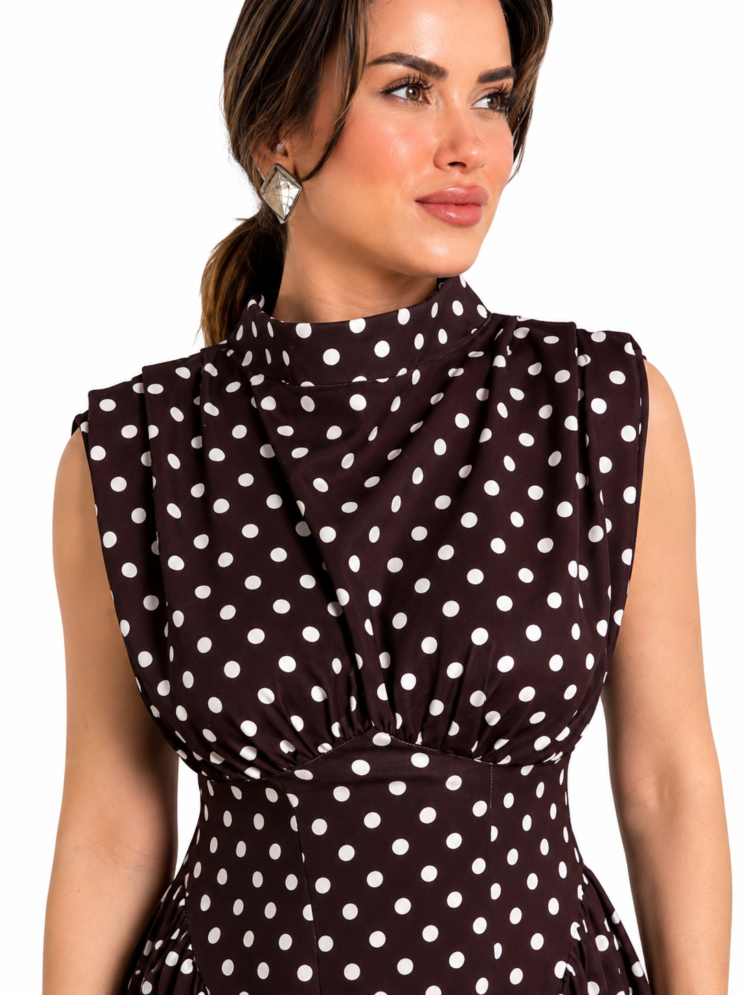 Rochie dama eleganta midi cu buline, fara maneci, croi clos, guler inalt, maro cu buline albe, casual, office, de ocazie