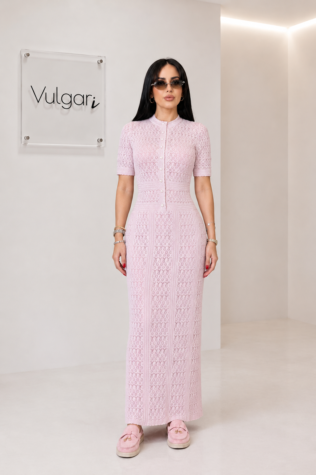 Rochie maxi roz pudrat elegantă cu dantelă, jupă și croială feminină