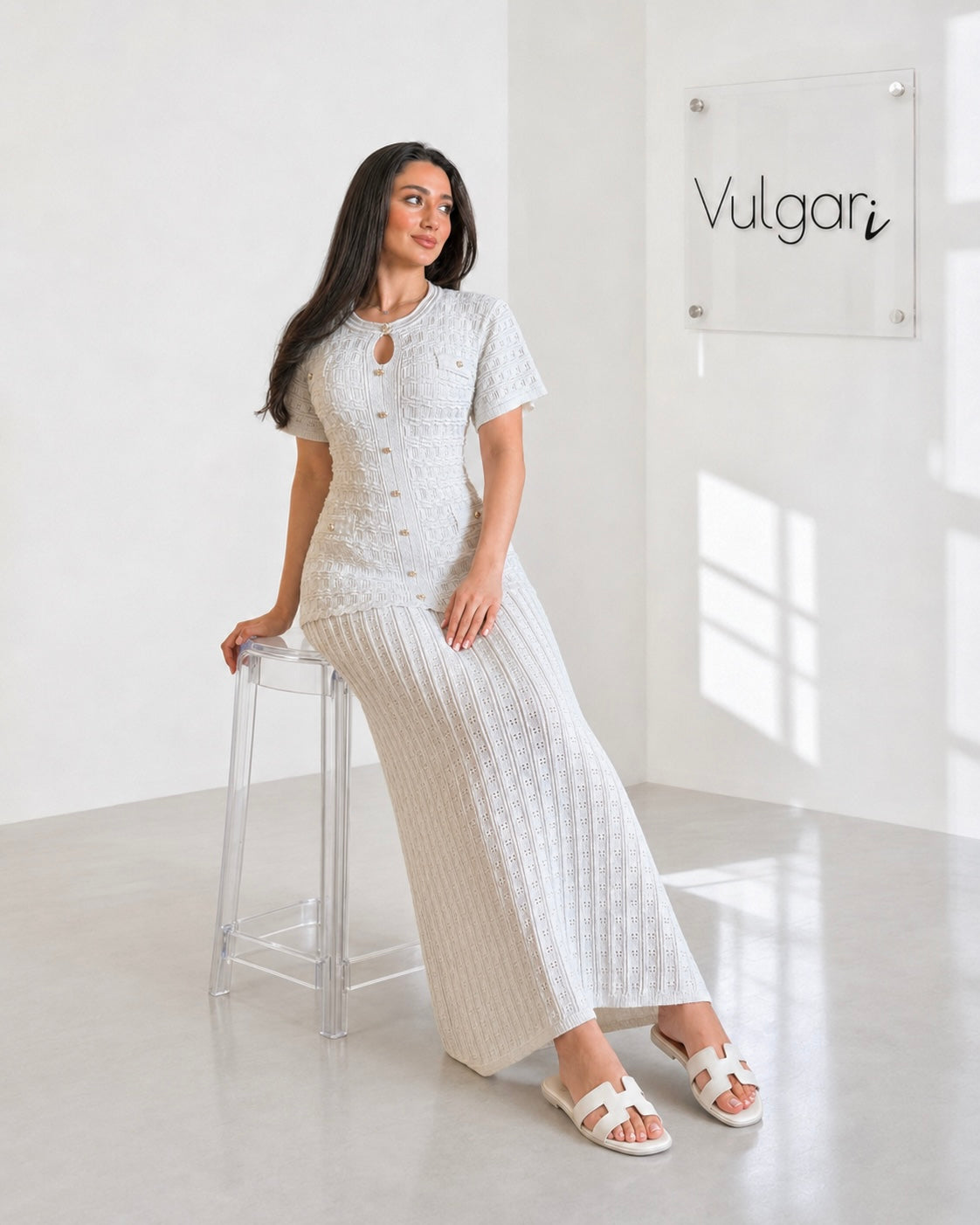Rochie Lungă Albă cu Efect de Două Piese, Nasturi Aurii și Croială Elegantă