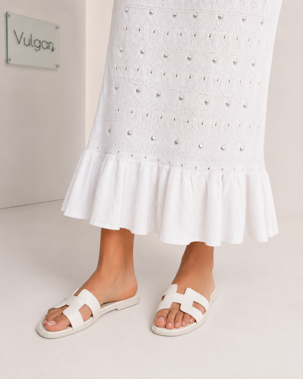 Rochie maxi albă premium cu aplicații decorative și jupă interioară