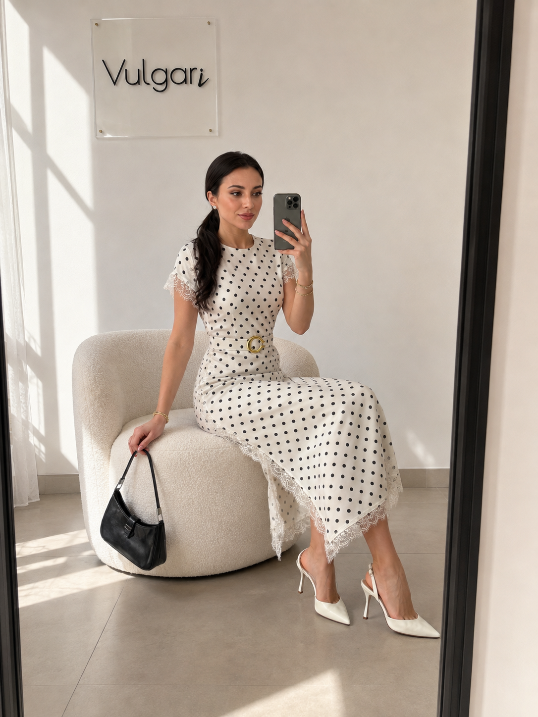 Rochie midi albă cu buline negre, curea și dantelă elegantă
