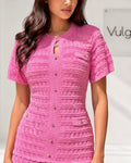 Rochie Lungă Roz cu Efect de Două Piese, Nasturi Aurii și Croială Elegantă
