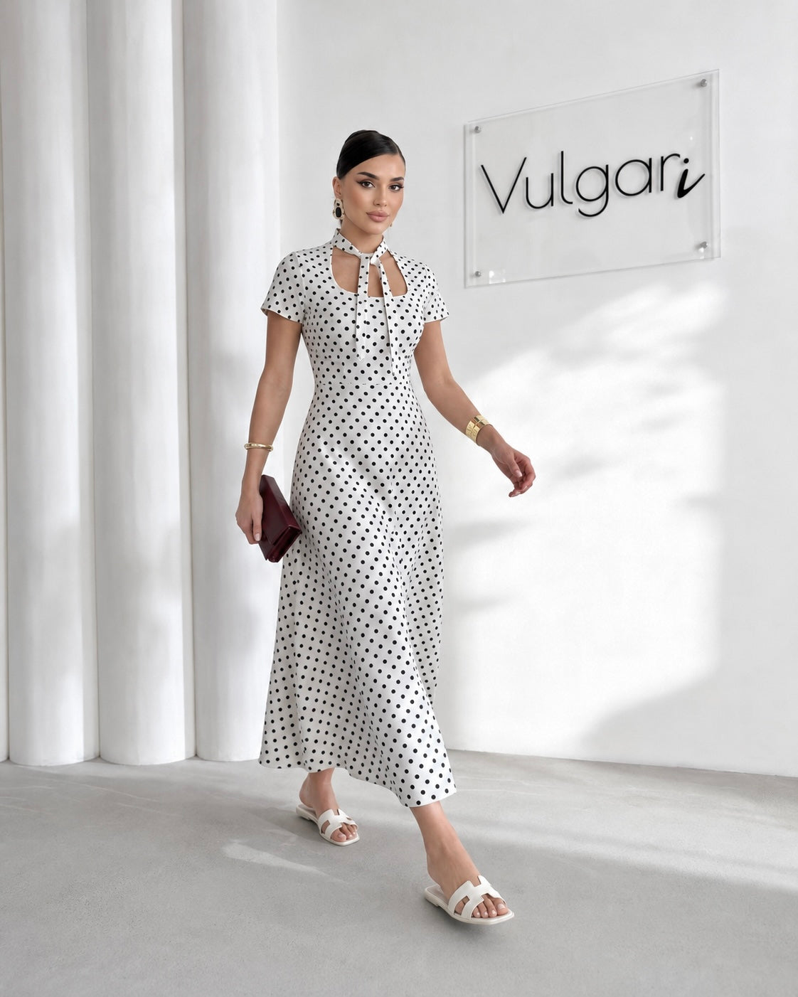 Rochie Midi Ivory cu Buline Negre – Eleganță Clasică & Guler Tip Eșarfă