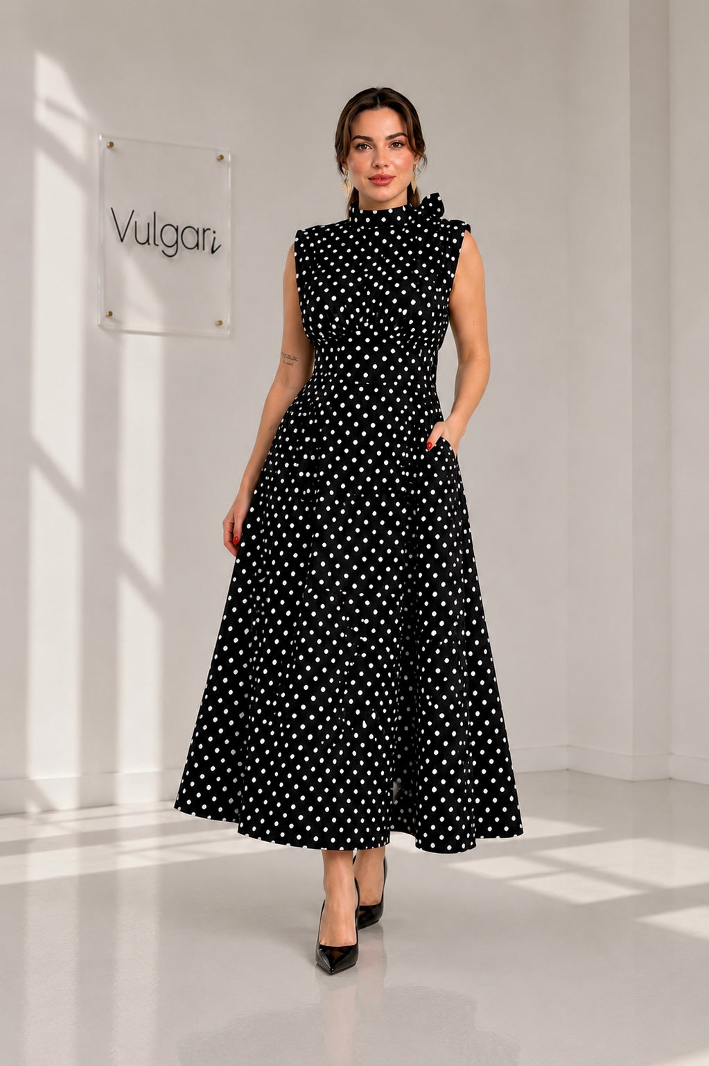 Rochie Midi Neagră cu Buline Albe – Eleganță Retro & Croială Amplă
