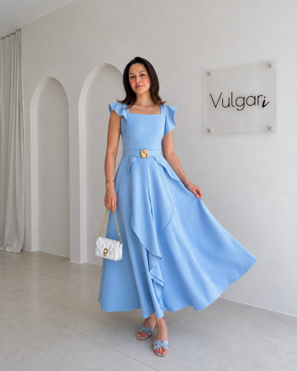 Rochie Maxi Bleu cu Volane și Accente Aurii – Elegantă