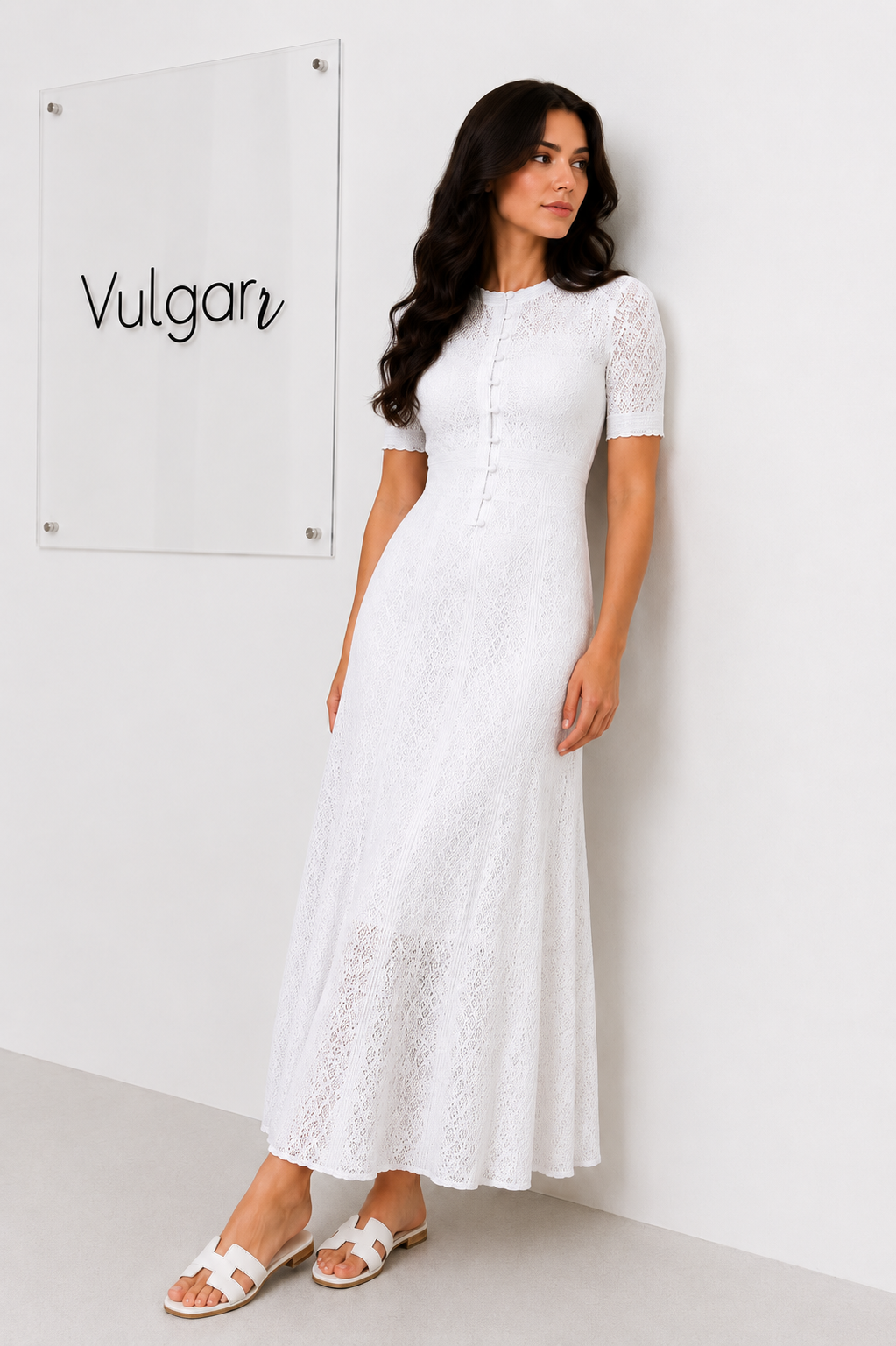 Rochie maxi albă din dantelă cu nasturi decorativi, jupă și croială elegantă