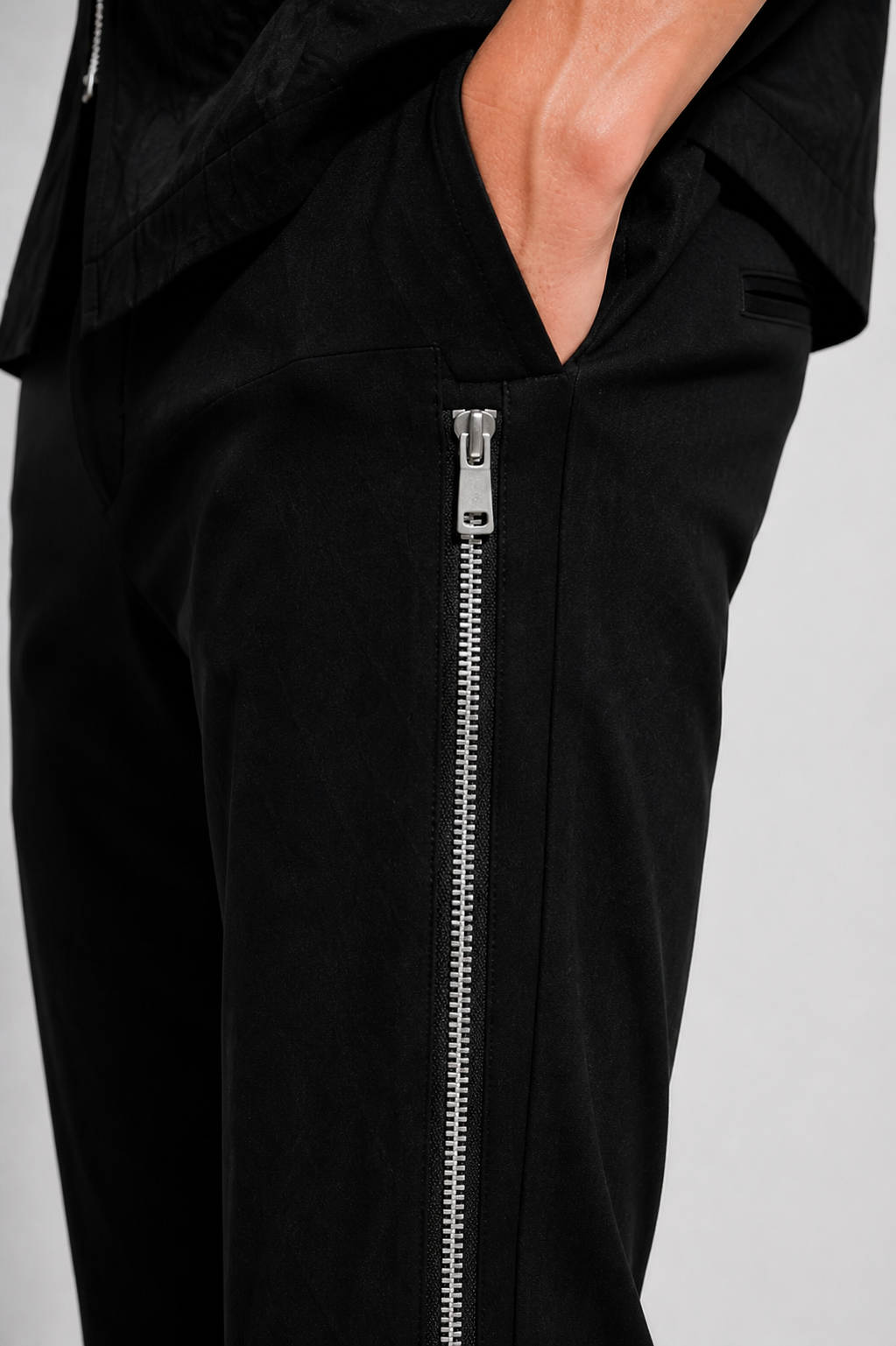 Compleu bărbați negru elegant, cămașă și pantaloni cu fermoare laterale, design modern