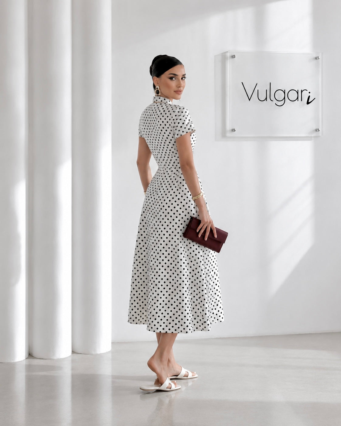 Rochie Midi Ivory cu Buline Negre – Eleganță Clasică & Guler Tip Eșarfă